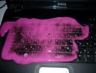 Hvordan rengjøre et bærbart tastatur fra støv og skitt hjemme?